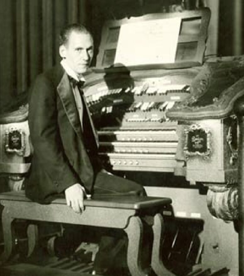Old black and white 1920s photo of the Barton Organ and an organist in the Michigan Theater